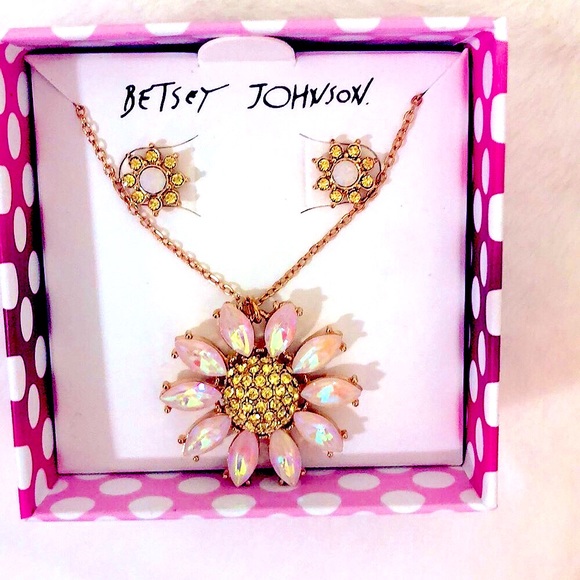 🏷$45|Beautiful Flower Necklace & Earrings set NWT - Picture 2 of 5